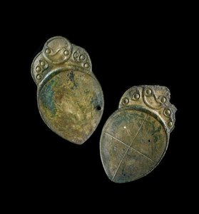 鉄器時代のペンブリン、ケレディジョン、ウェールズ、鉄器時代のサイトから鋳造された装飾が施されたスプーンのペア（鋳鉄）